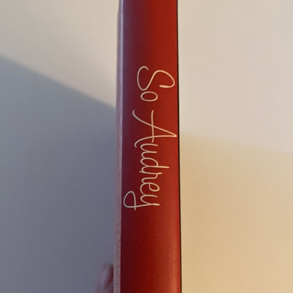 SO AUDREY HEPBURN 59 WAYS TO PUT A LITTLE AUDREY IN YOUR STEP Cindy De L… - Picture 2 of 8